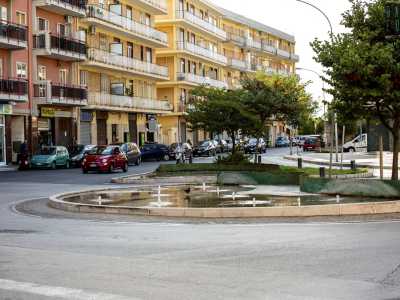 Il cavalcavia ci conduce quindi nel rione vero e proprio, che si presenta da subito caratterizzato da edifici costruiti in diverse epoche, con prevalenza degli anni 70 e 80. Una rotonda ci d� la possibilit� di andare dritto per strada San Girolamo o proseguire a destra per via Van Westerhouth...